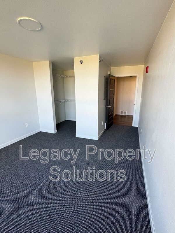 Building Photo - 220 E Greenfield Ln