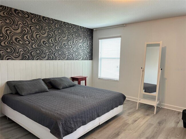 Building Photo - 4715 Sleepy Hollow Dr