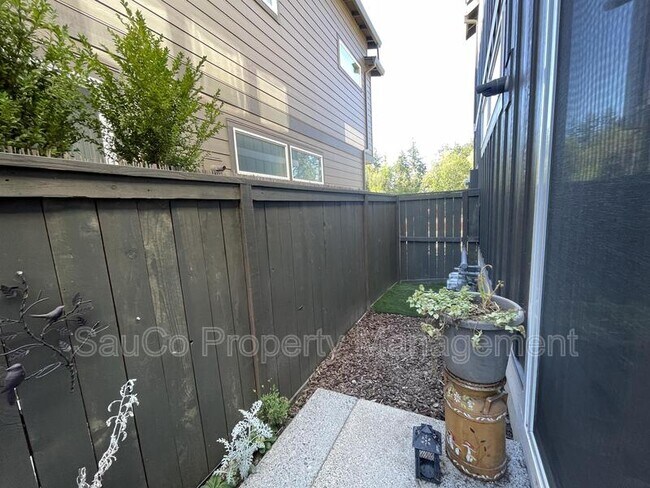 Building Photo - 6473 SE Genrosa St