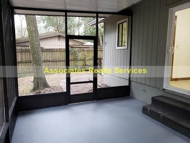 Building Photo - Sublease This Newly Renovated 2 bedroom wi...