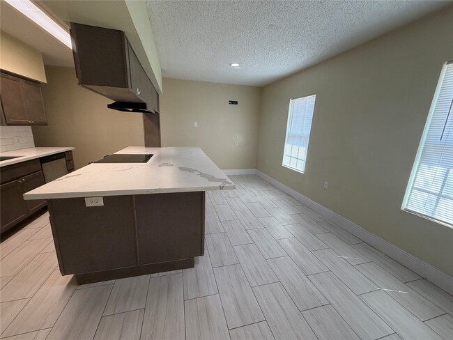 Building Photo - 2501 Maple St