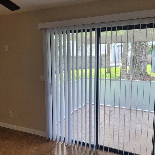 Building Photo - 1824 Beachwood Dr