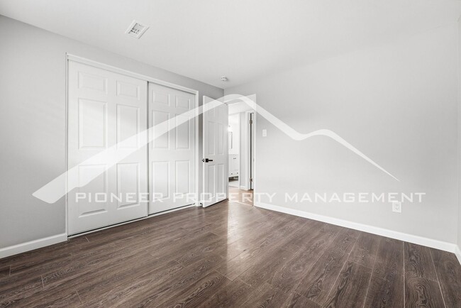 Building Photo - Gorgeous Home with Central AC and Fenced Yard