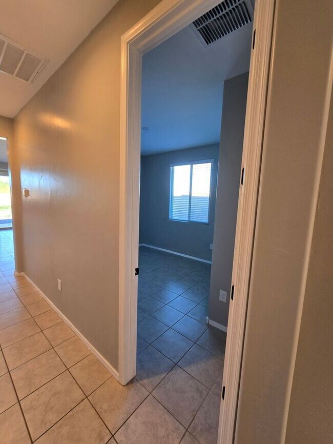 Building Photo - MOVE IN SPECIAL!! 3 Bedroom/ 2 Bath Red Rock Oasis