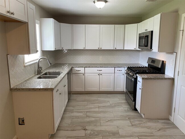Building Photo - 5018 Kenilwood Dr