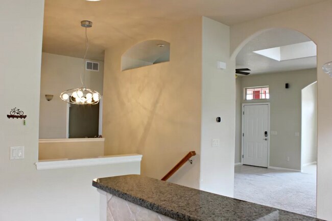 Building Photo - 5 Bedroom - Vista Montana