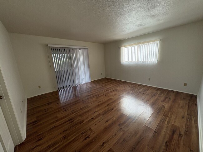 Building Photo - Eastside townhome, convenient location