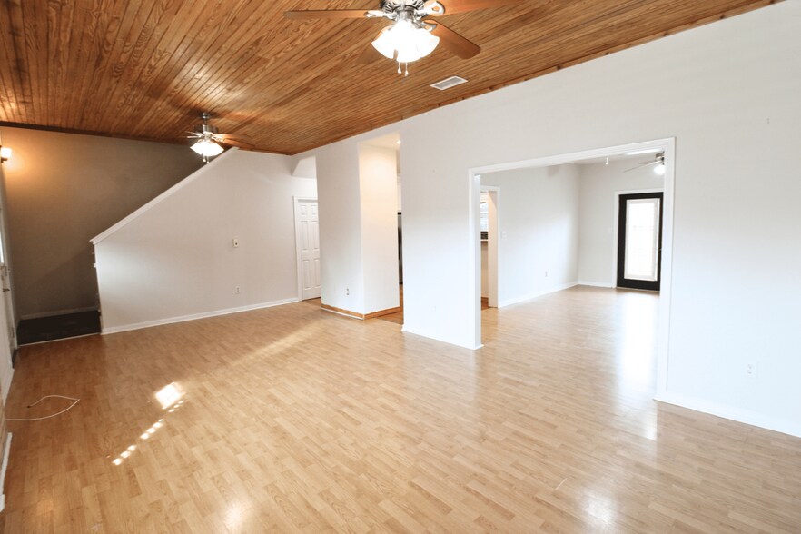 Building Photo - 2445 Monarch Dr