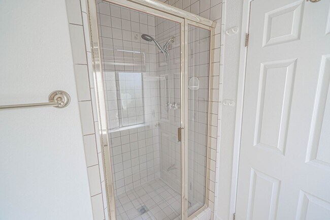 Building Photo - Old Orchard 1 - 4 Bedroom Home in Valencia!