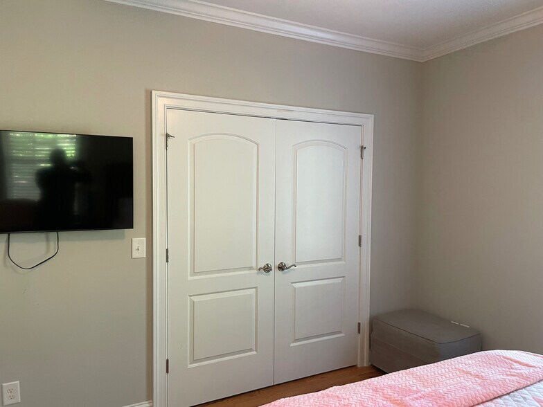 Building Photo - Room in House on Ray Rd