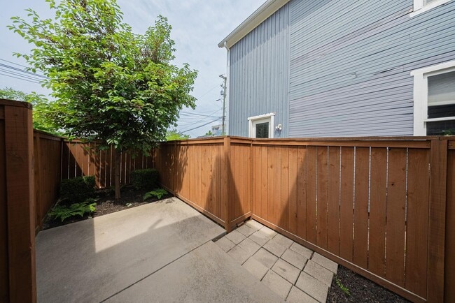 Building Photo - 567 Lathrop St