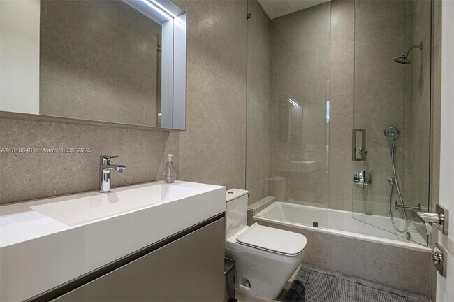 Building Photo - 401 Royal Plaza Dr