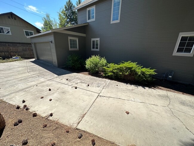 Building Photo - Bring the DOG! 3 Bdrm located in Westside Pines, All Appliances, Newer Paint In & Out, Double Gar...