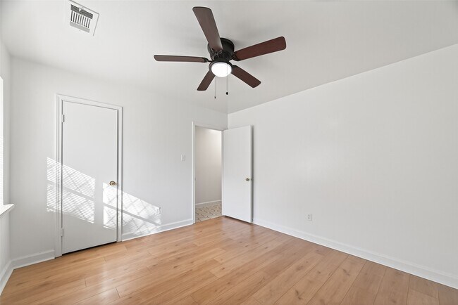 Building Photo - 9011 Landsdowne Dr