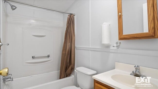 Building Photo - Spacious 3 Bedroom, 2 Bathroom Home in Cou...