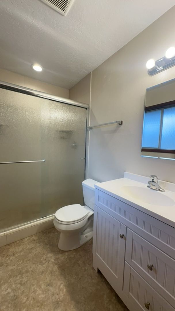 Building Photo - Charming 3BR/2.5BA Home with Fenced Yard in NE Madras