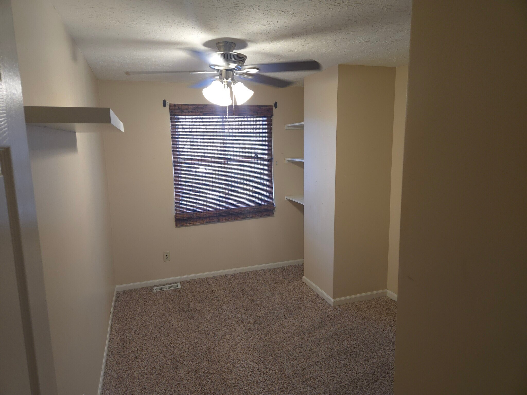 Bedroom 3 w/ built-ins - 7618 Thames Ct