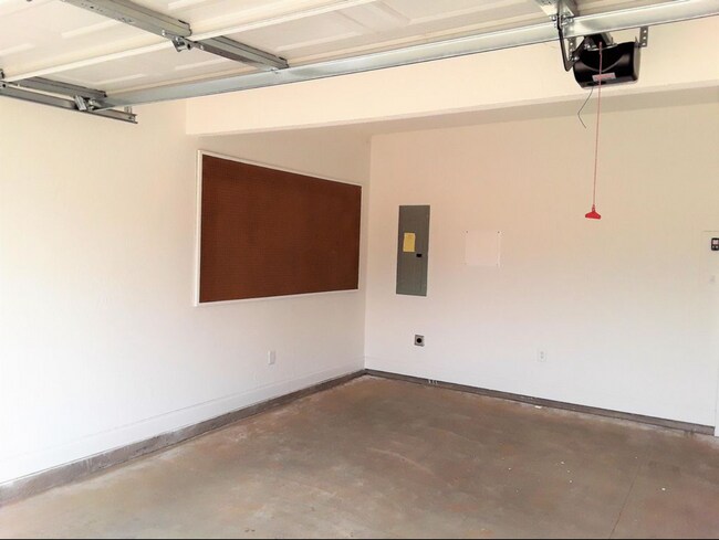 Building Photo - Beautiful Home 4 bedroom 3 bath