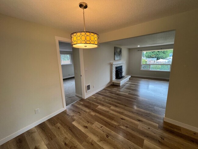 Building Photo - Recently Renovated Spacious Rambler with M...