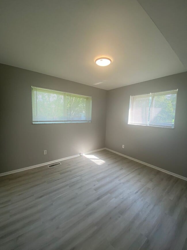Building Photo - Renovated 2 Bed 1 Bath 1ST FLOOR!