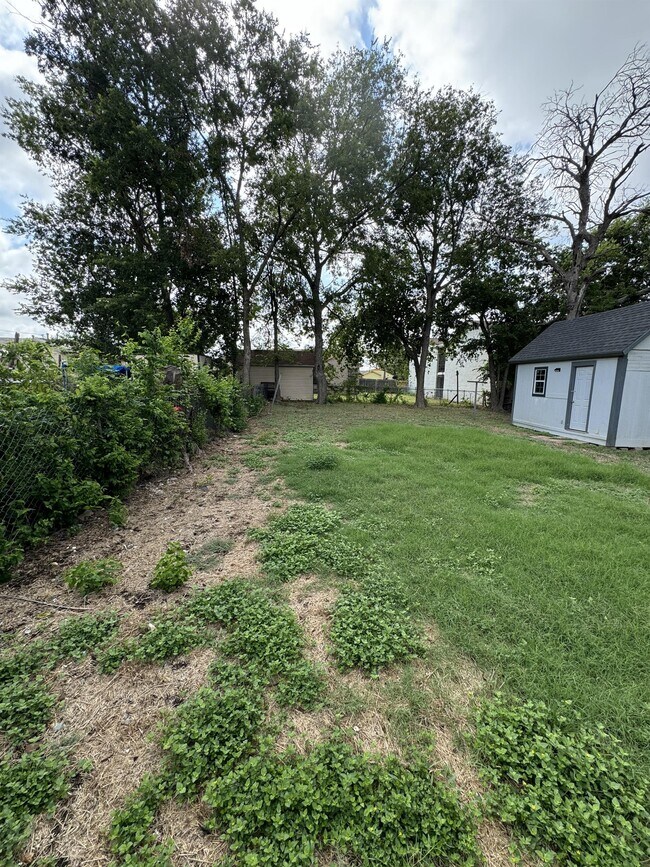 Building Photo - 1806 Mulford St