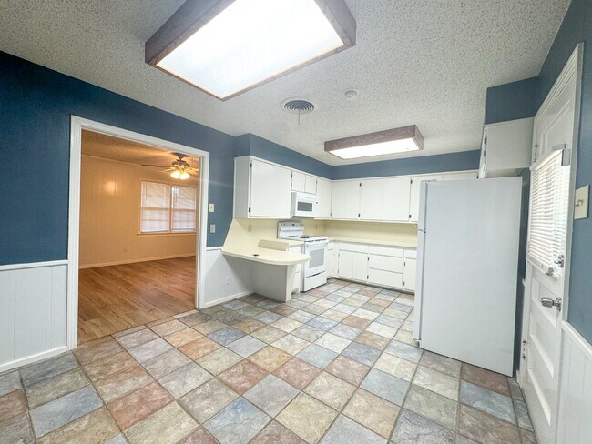 Building Photo - Charming 2/1/1 With Additional Garage Storage