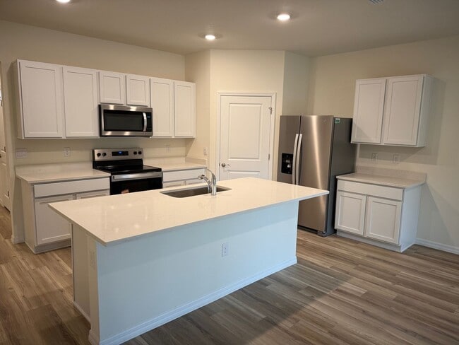 Building Photo - 4 Bedroom 2 Bath Close to Hospitals and Shopping