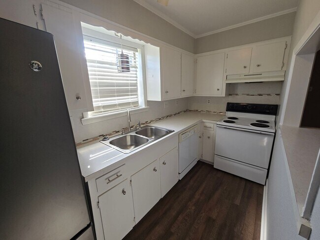 Building Photo - 1309 Airline Dr