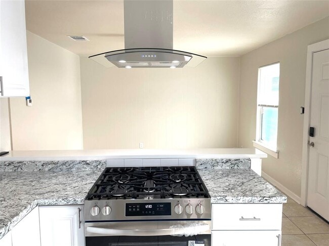 Building Photo - 6510 Hickman Ave