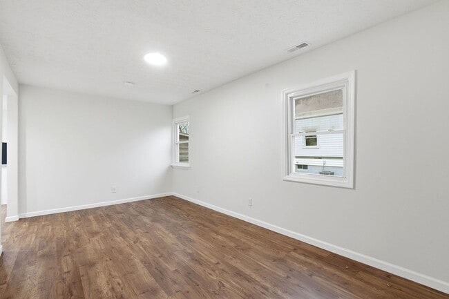 Building Photo - Fully Updated 2-Bed with Modern Finishes