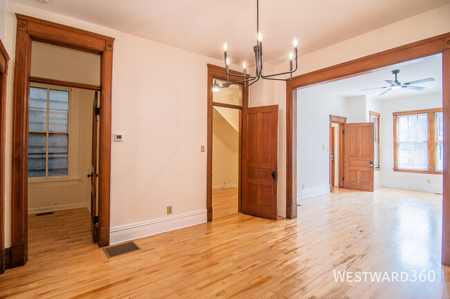 Building Photo - 3356 N Kenmore Ave