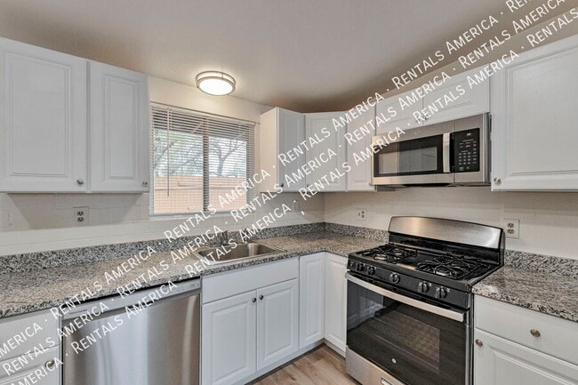 Building Photo - 3042 N Sparkman Blvd