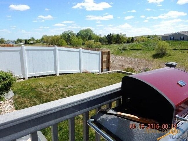Building Photo - SPACIOUS | 3 BEDROOM | TOWNHOME | LOCATED ...
