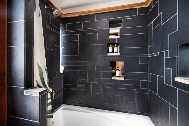 Building Photo - 11520 Roosevelt Way NE