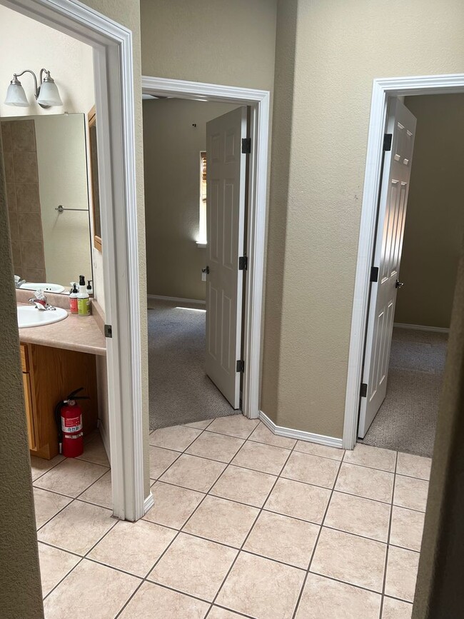 Building Photo - SE Rio Rancho 3/BD 2/BA 2/CG