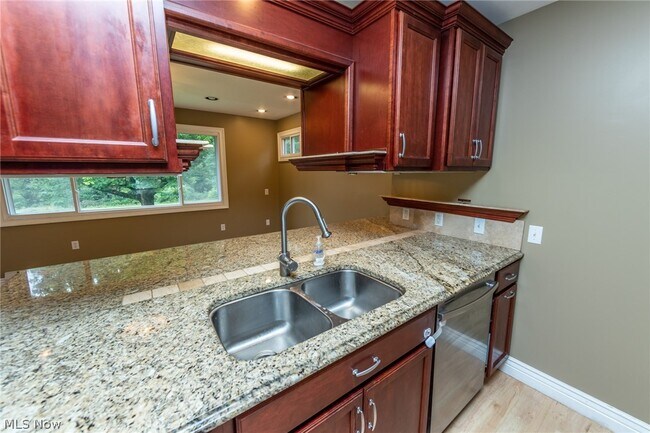 Building Photo - 9423 Highland Dr