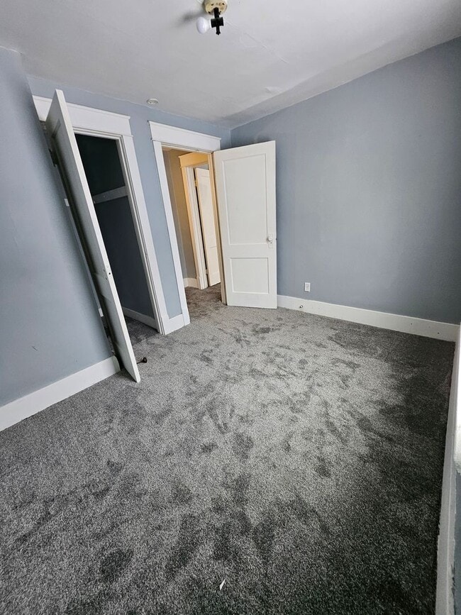 Building Photo - Single family home lower east side