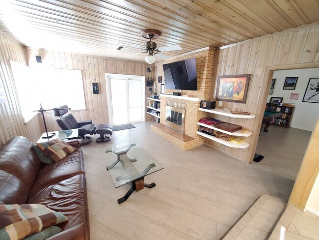 Building Photo - Updated 3 bed 2 bath near UPTOWN! Don't Mi...