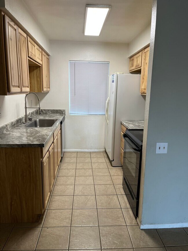 Building Photo - 90 Mariposa Dr
