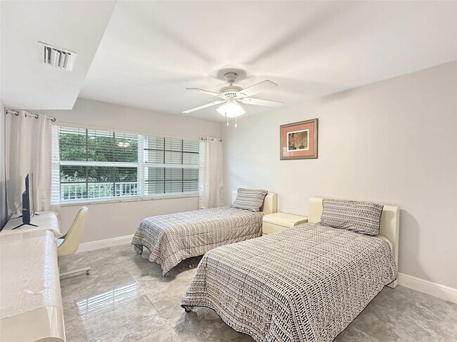 Building Photo - 3505 Oaks Way