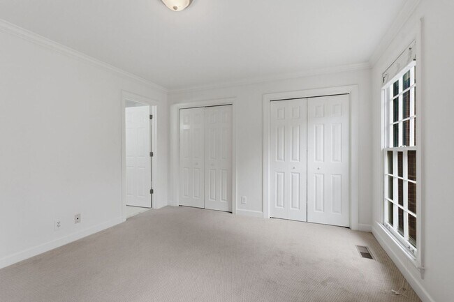 Building Photo - Charming Townhouse in Green Hills