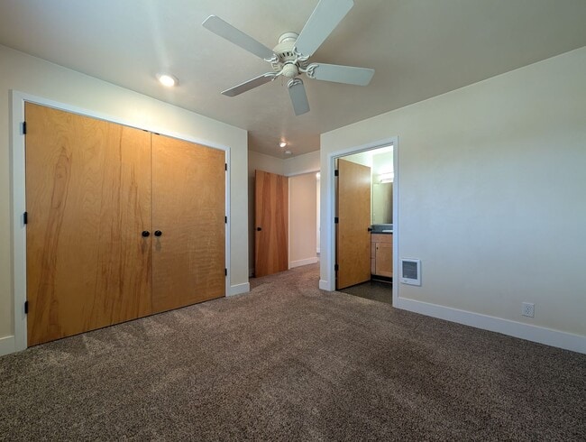 Building Photo - Beautiful 2-Bedroom, 2.5-Bath Condo Near A...