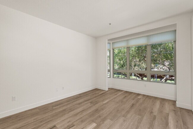 Building Photo - "Spacious, Sophisticated, Modern 3BR, 2BA Condo in the heart of downtown