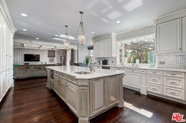 Building Photo - 6127 Rhodes Ave