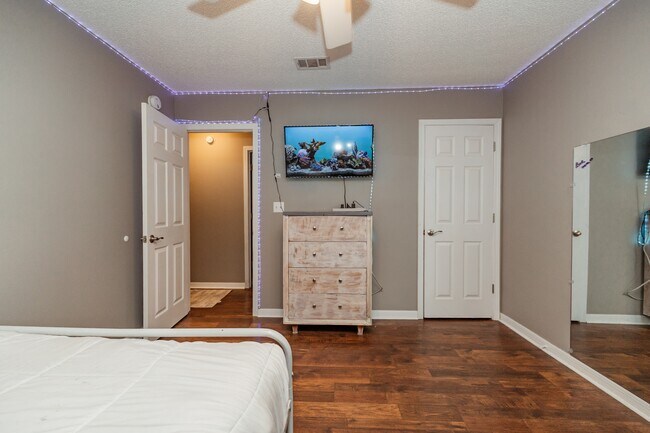 Building Photo - 425 Whirlaway Ct