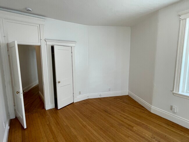 Building Photo - 92 Kirkland St