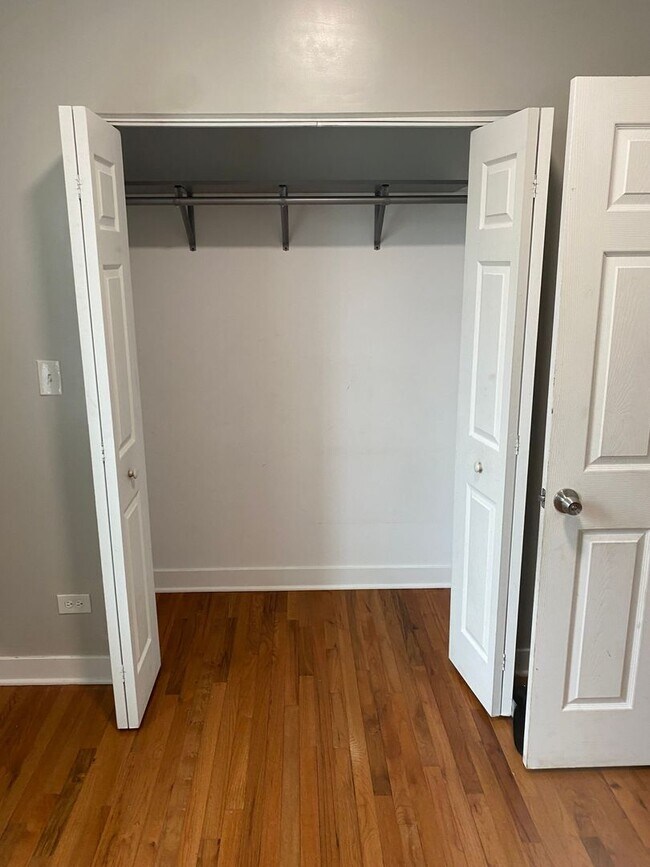 Building Photo - Spacious south side 3-bedroom beauty