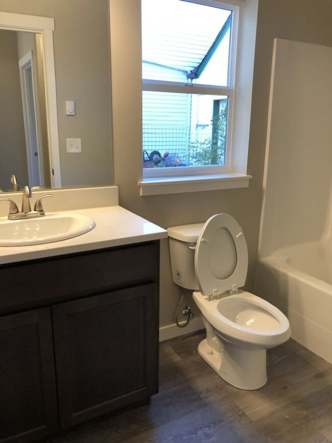 Building Photo - 5 Bedroom, 2.5 Baths Home for Rent, Available in September