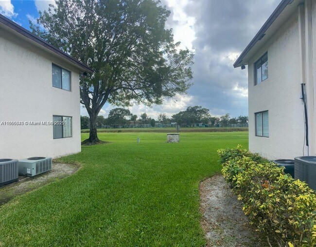 Building Photo - 125 S Laurel Dr