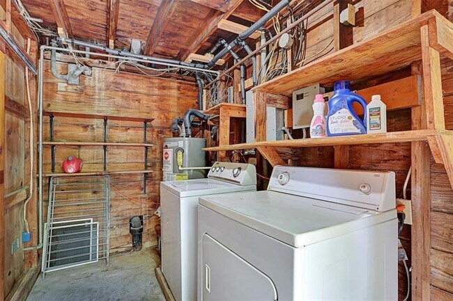 Building Photo - 2348 McClendon St